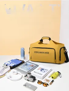 Vue de dessus d'un grand sac de voyage jaune avec accessoires montrant sa capacité