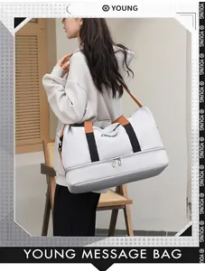 Detalle del bolso de viaje con compartimento para zapatos y tejido impermeable