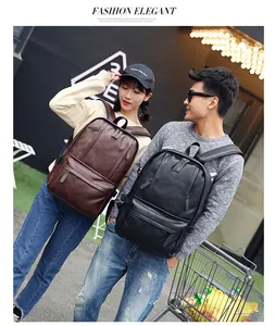 Sacs à dos en cuir PU marron et noir présentés dans un cadre de mode de vie en plein air