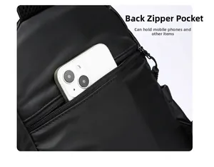 Détail de la poche zippée cachée à l'arrière montrant le rangement du téléphone sur le sac