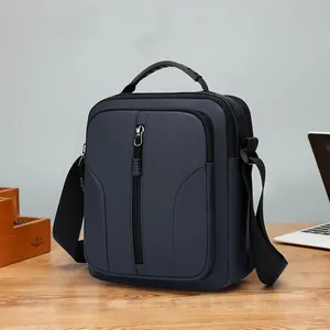 Waterdichte navy nylon crossbody tas met meerdere ritsen voor dagelijks sporten en reizen