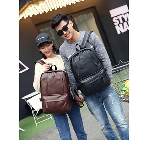 Vue lifestyle de sacs à dos en similicuir noir et marron pour les voyages urbains