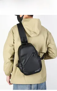 Vue arrière du sac de poitrine noir étanche sur mannequin avec bandoulière réglable