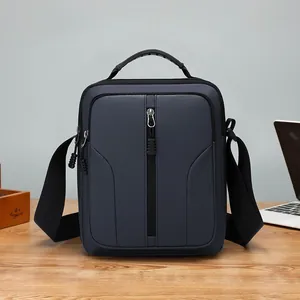 Waterdichte marineblauwe functionele crossbody borstas voor heren met verstelbare riem
