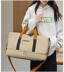 Detalle de bolsa de viaje con gran capacidad y compartimento separado para zapatos