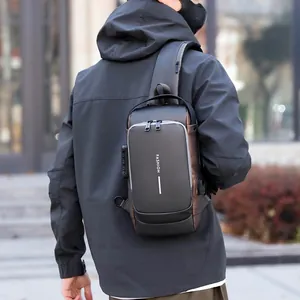 Sac bandoulière imperméable pour homme avec antivol et port USB porté par un modèle