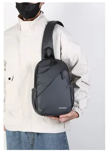 Vue détaillée du sac bandoulière noir imperméable avec sangle réglable pour hommes