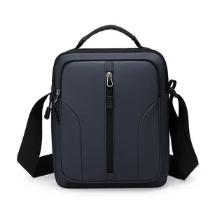 Heren borsttas in marineblauw van waterdicht nylon met een verstelbare schouderriem stevig
