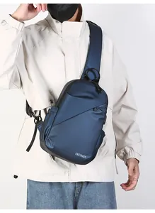 Détail du sac de poitrine en nylon bleu foncé imperméable avec coutures géométriques