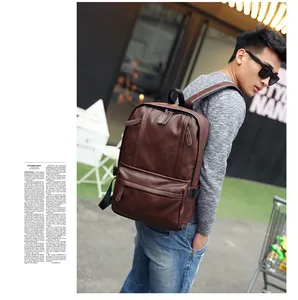 Vue latérale d'un sac à dos vintage en cuir marron pour homme dans un cadre urbain moderne