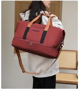Detalle de bolsa de viaje impermeable de gran capacidad con compartimento separado para calzado