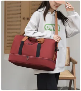 Detalle de bolsa de viaje granate con compartimento para zapatos y material impermeable
