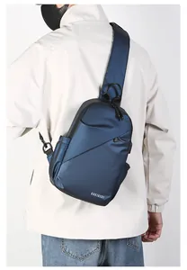 Détail du sac de poitrine bleu marine imperméable porté sur le dos d'un mannequin homme