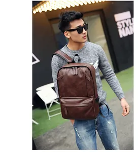 Gros plan d'un sac à dos pour homme en cuir PU marron foncé avec détails à double fermeture