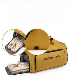 Détail macro du sac de sport jaune avec un compartiment à chaussures séparé et aéré