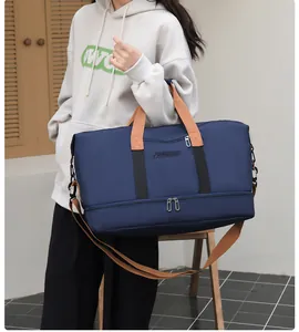 Detalle del bolso de viaje azul marino con compartimento para zapatos y correa ajustable