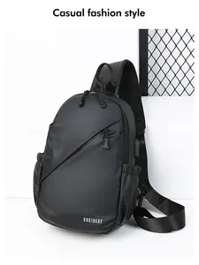 Détail macro du sac de poitrine noir mat imperméable avec logo et poche latérale