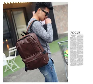Détail d'un sac à dos en cuir PU marron foncé pour hommes avec texture vintage et zips