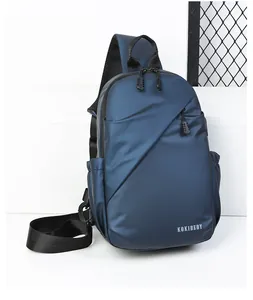 Détail du sac de poitrine bleu marine imperméable avec logo de la marque KOKIBEDY