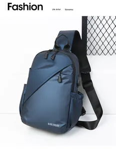 Détail du sac bandoulière imperméable avec sangle rembourrée en mesh et poches multiples
