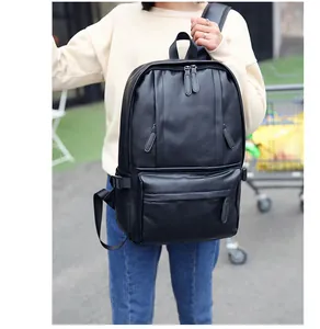 Photo de style de vie en plein air d'un homme portant un grand sac à dos en cuir noir