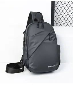 Détail du sac bandoulière noir mat imperméable avec fermeture éclair et logo de marque