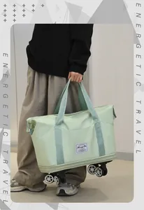 Détail du sac de voyage vert menthe avec roues pivotantes et base extensible zippée