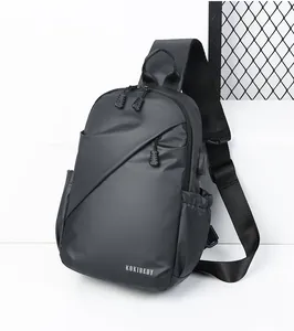 Détail du sac bandoulière étanche avec port de charge USB et poche zippée