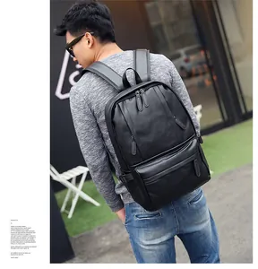 Homme portant un sac à dos en cuir PU noir avec double fermeture pour voyage et loisirs