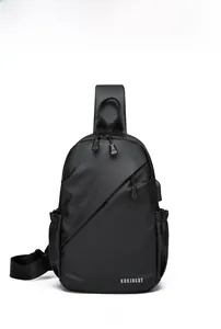 Vue détaillée du sac bandoulière étanche avec port USB et logo de marque KOKIBEDY