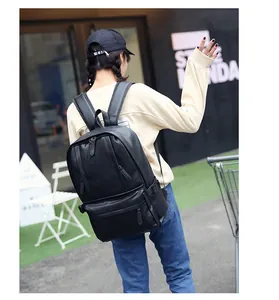 Homme portant un grand sac à dos en similicuir noir au style urbain tendance