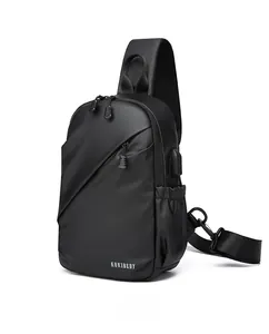 Vue latérale du sac de poitrine noir imperméable avec sangle réglable et poche en filet