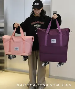 Détail de sacs de voyage étanches à roulettes en couleurs rose et violette
