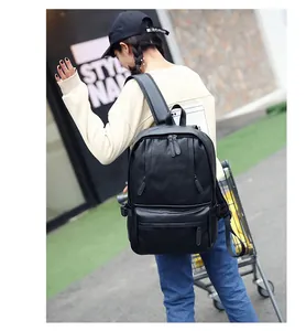 Détail d'un sac à dos noir en cuir PU pour hommes avec poche zippée et couture droite