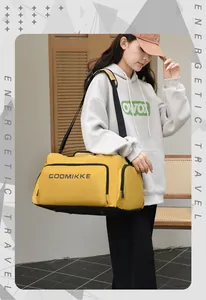 Détail du sac de voyage jaune avec compartiment à chaussures et tissu imperméable
