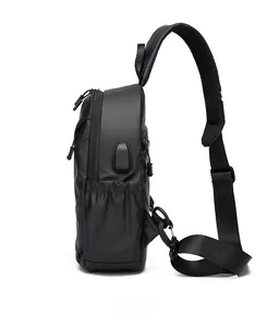 Détail du sac bandoulière noir étanche avec port USB et rembourrage de sangle en mesh