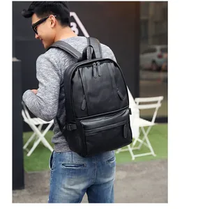 Homme portant un sac à dos en cuir PU noir dans un décor de rue extérieur