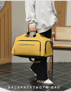 Détail du sac de sport jaune avec compartiment à chaussures séparé et fermeture éclair