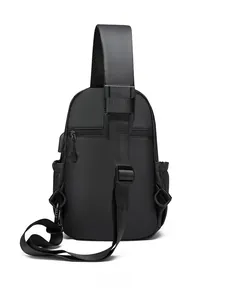 Vue arrière du sac bandoulière étanche noir avec poche antivol et port USB externe