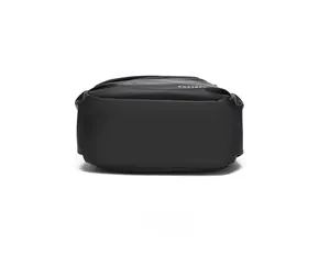 Vue détaillée du fond du sac bandoulière noir étanche montrant sa grande capacité