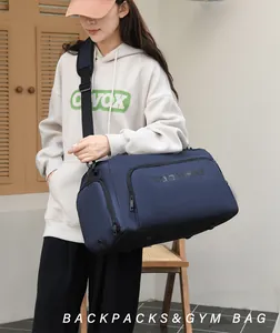 Détail du sac de fitness bleu marine imperméable avec bandoulière et compartiment à chaussures