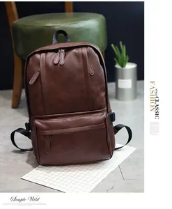 Détail d'un sac à dos vintage en similicuir marron foncé avec fermetures éclair et fini mat