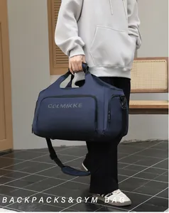 Gros plan du sac de sport bleu marine en nylon imperméable avec poignées solides