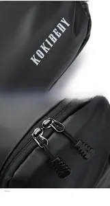 Détail du sac bandoulière étanche avec logo KOKIBEDY et fermetures éclair en métal durable