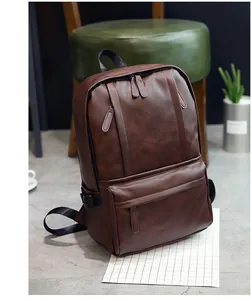 Gros plan d'un sac à dos vintage en cuir marron foncé montrant la texture et la fermeture