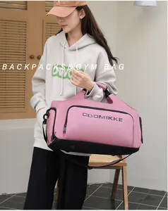 Détail d'un sac de voyage grande capacité avec compartiment humide et rangement chaussure