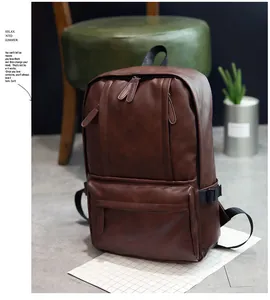 Détail d'un sac à dos en similicuir marron foncé avec fermetures éclair et boucles latérales