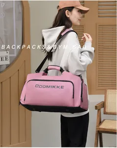 Détail du sac de fitness rose montrant le tissu en nylon et la bandoulière réglable
