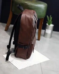 Détails du sac à dos en cuir PU marron foncé avec sangles réglables et dos en maille