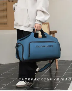 Détail du sac de sport bleu avec logo COOMIKKE et bandoulière réglable pratique
